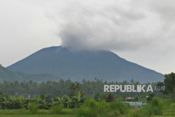 Gunung Agung di Kabupaten Karangasem, Provinsi Bali akhirnya meletus. Puncak tertinggi di Pulau Dewata itu mengeluarkan asap hitam pada Selasa (21/11) sore, pukul 17.35 WITA dalam kondisi level siaga atau level tiga.