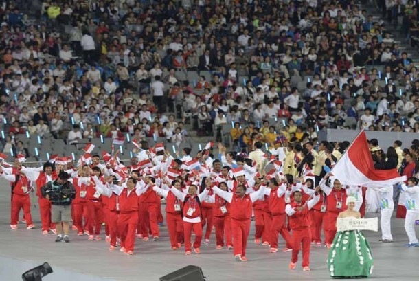 Asian Games Terakhir Di Indonesia kontingen indonesia mengibarkan bendera merah putih ketika pembukaan asian 140926101033 743 - Asian Games Terakhir Di Indonesia