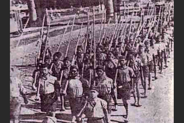 Lasykar bambu runcing di masa perang kemerdekaan.