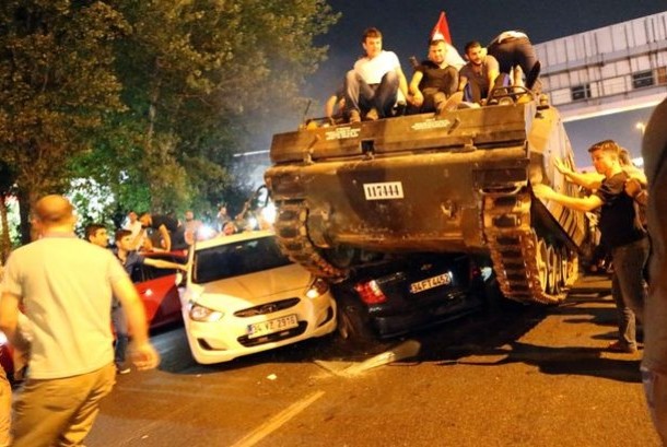 Masyarakat menduduki tank yang digunakan militer untuk melakukan kudeta di Turki.