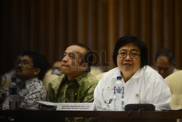 Menteri Lingkungan Hidup dan Kehutanan Siti Nurbaya (kanan) mengikuti rapat kerja bersama Komisi IV DPR yang digelar di Kompleks Parlemen, Jakarta, Kamis (29/10). (Republika/Raisan Al Farisi)