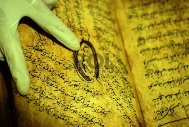 Petugas museum memeriksa naskah kuno arab pegon di Museum Sribaduga, Kota Bandung, Selasa (23/6).   (foto : Septianjar Muharam)