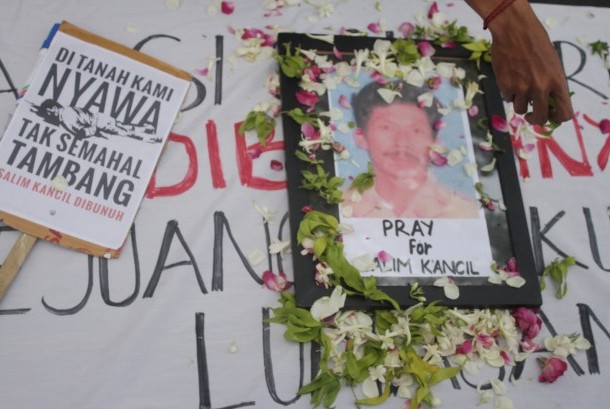 Pegiat lingkungan yang tergabung dalam Tunggal Roso melakukan aksi solidaritas terhadap pembunuhan petani penolak tambang pasir Lumajang bernama Salim Kancil di depan Balaikota Malang, Jawa Timur, Senin (28/9). 