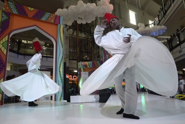 Penari Sufi asal Turki memeriahkan Islamic Fashion Festival di Mall Ratu Indah , Makassar, Sulawesi Selatan, Kamis (26/11).
