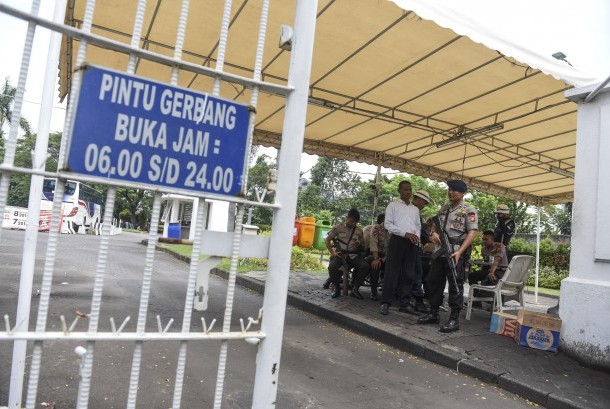 Petugas kepolisian berjaga di pintu masuk kompleks perumahan yang ditempati Calon Gubernur DKI Jakarta Basuki Tjahaja Purnama atau Ahok di Kompleks Pantai Mutiara, Jakarta, Jumat (4/11).