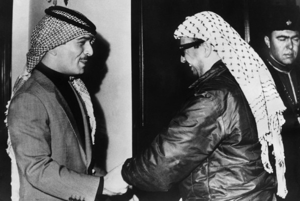 Raja Hussein dari Yordania (kiri) dan Pemimpin Organisasi Pembebasan Palestina (PLO) Yasser Arafat.