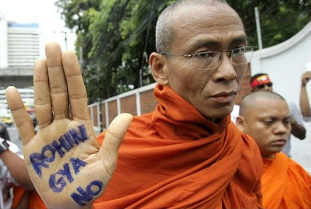 Ratusan Biksu Budha Myanmar menggelar demontrasi menolak keberadaan Muslim Rohingya.