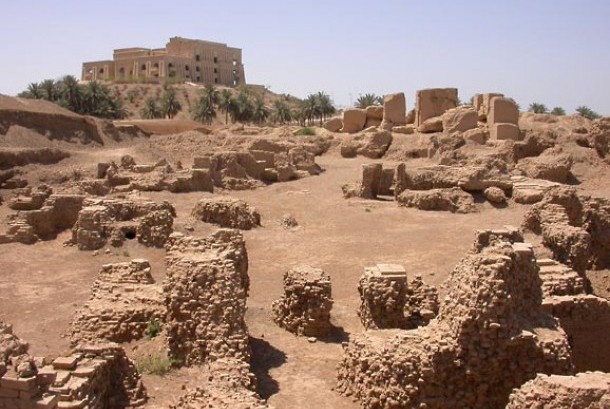 Reruntuhan kota kuno Babylonia dengan latar belakang salah satu istana mantan Presiden Iraq Saddam Husein di Irak.