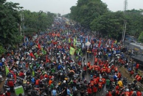 Buruh Tangerang Sempat Masuk Jalur Tol Bitung  Republika 