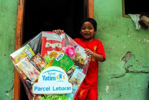 Rumah Yatim Serahkan Parsel Lebaran untuk Tegar 