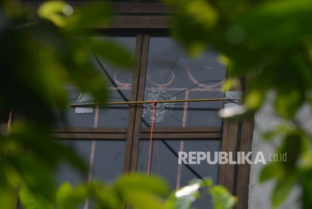 Sebuah lubang akibat tembakan di kediaman Ketua Fraksi Partai Keadilan Sejahtera (PKS) DPR RI Jazuli Juwaini, Ciputat, Tangerang Selatan, Banten, Kamis (4/5).