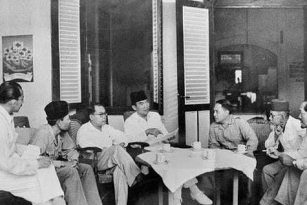 Soekarno-Hatta berembug bersama para tokoh di awal kemerdekaan