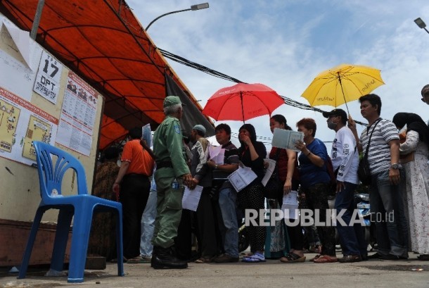 Warga antre untuk mengikuti Pilkada DKI Jakarta di TPS 17, Penjaringan, Jakarta Utara, Rabu (15/2).