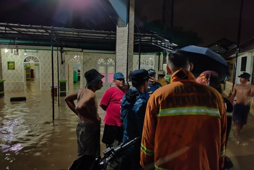 Hujan Semalaman Sebabkan Banjir Dan Pergeseran Tanah Di Purwakarta