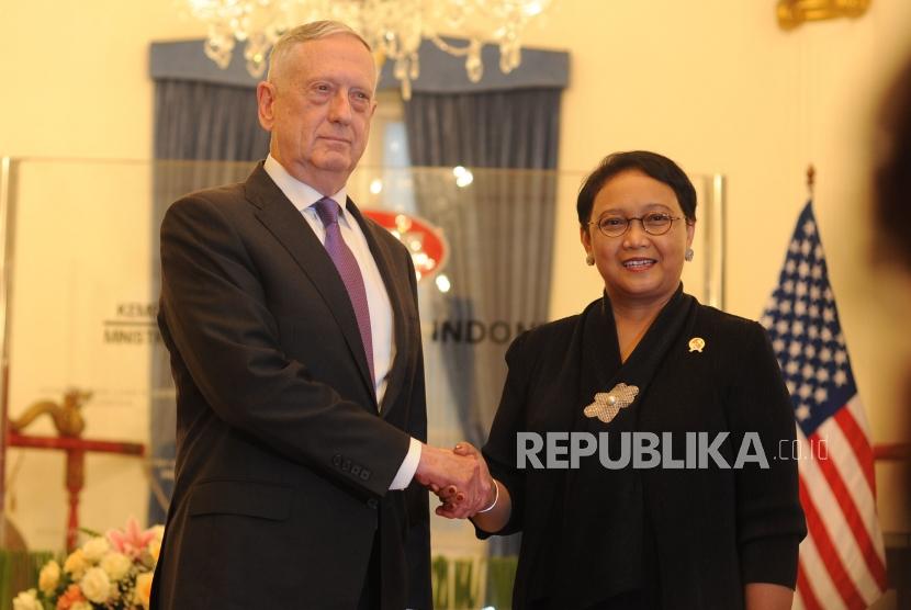 Menteri Luar Negri Retno Marsudi (Kanan) bersalaman bersama Mentri Pertahanan Amerika Serikat Y.M James Mattis(kiri) saat kunjungan menteri Amerika Serikat di Gedung Pancasila, Kementrian Luar Negeri Republika Indonesia Jakarta, Senin (22/1) 