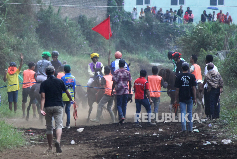 Aksi Pacuan Kuda Tradisional Di Lembang Republika Online