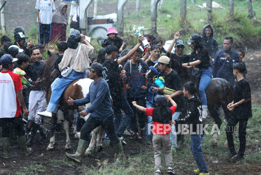 Aksi Pacuan Kuda Tradisional Di Lembang Republika Online