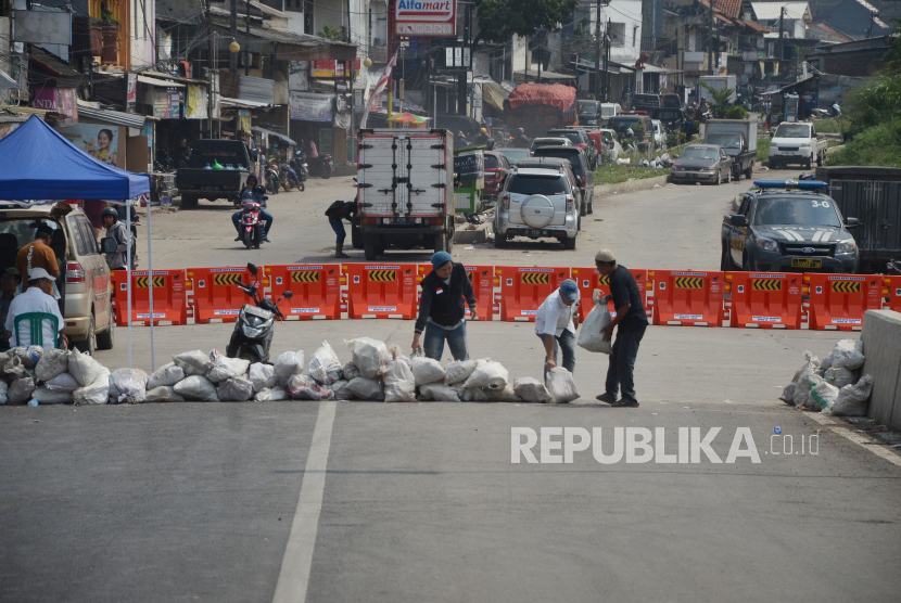 Sering Terjadi Kecelakaan Warga Tutup Flyover Ciroyom Republika Online