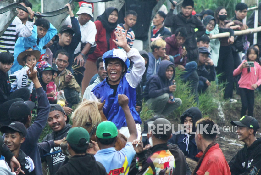 Aksi Pacuan Kuda Tradisional Di Lembang Republika Online