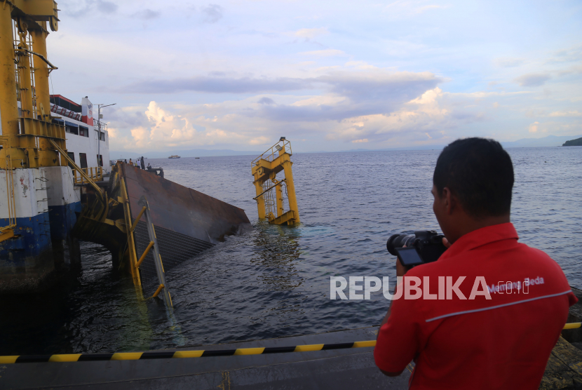 Dermaga Penyeberangan Ferry Di Pelabuhan Ferry Bastiong Ambruk