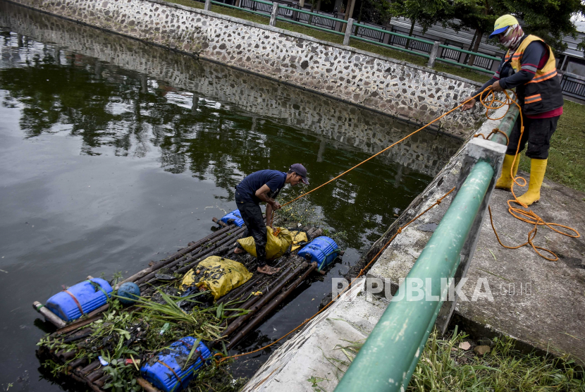 Warga Manfaatkan Kolam Retensi Sarimas Untuk Budi Daya Ikan Republika