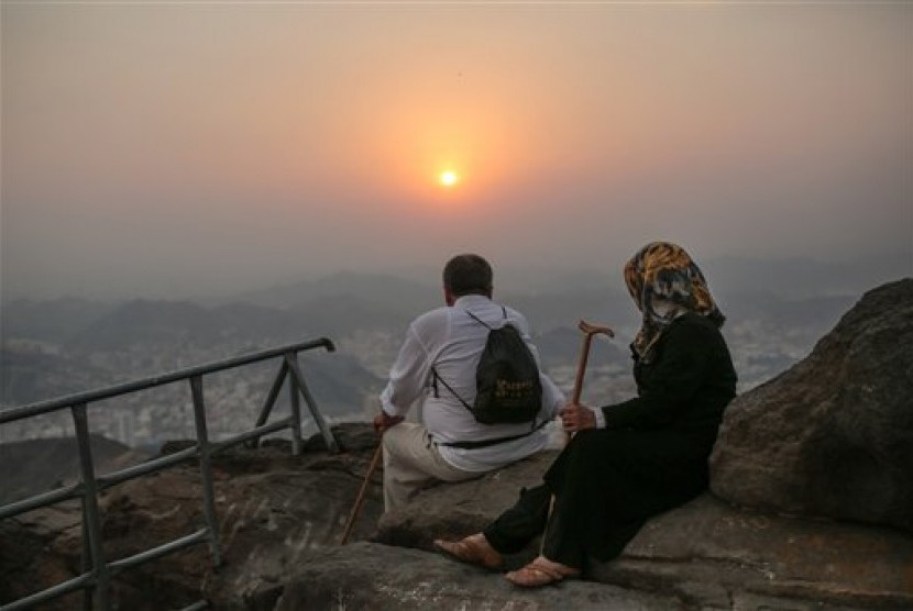  Jamaah haji menyaksikan matahari terbenam dari puncak Gunung Jabal Nur saat berziarah ke Gua Hira di luar kota Makkah, Arab Saudi.   (AP/Mosa'ab Elshamy)