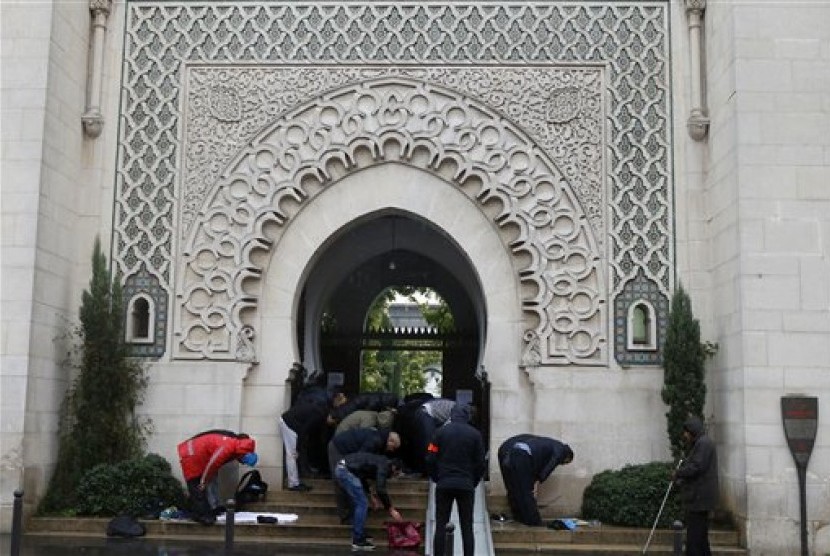  Warga muslim melaksanakan shalat Jumat di sebuah masjid di kota Paris, Jumat (20/11).   (AP/Francois Mori)