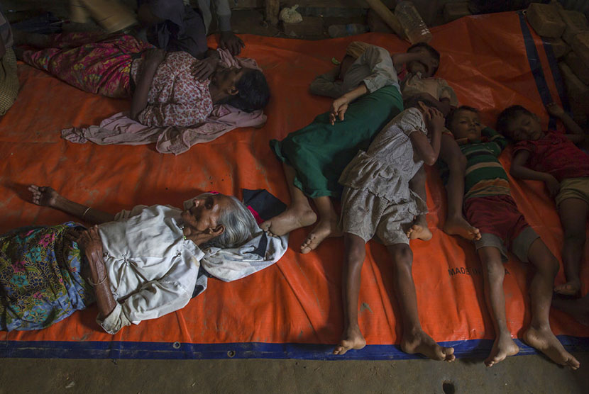   Sejumlah pengungsi muslim Rohingya tidur diatas lantai beralaskan kain plastik di Palong Khali, Bangladesh, Selasa (17/10).