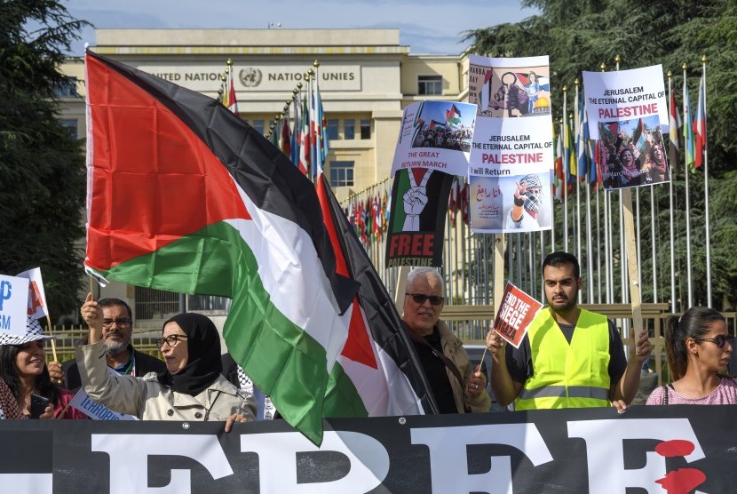 Aksi di des Nations di depan markas besar PBB di Eropa, di Jenewa, Swiss, Sabtu (19/5). Aksi ini untuk menunjukkan solidaritas atas pembunuhan warga Palestina di Gaza dalam konflik Israel-Palestina.