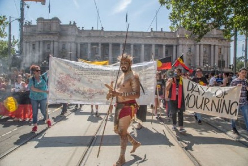 Aksi unjuk rasa 'Hari Invasi' dilakukan oleh warga Aborijin, Torress Strait Islander dan Aktifis di luar gedung parlemen Melbourne. 