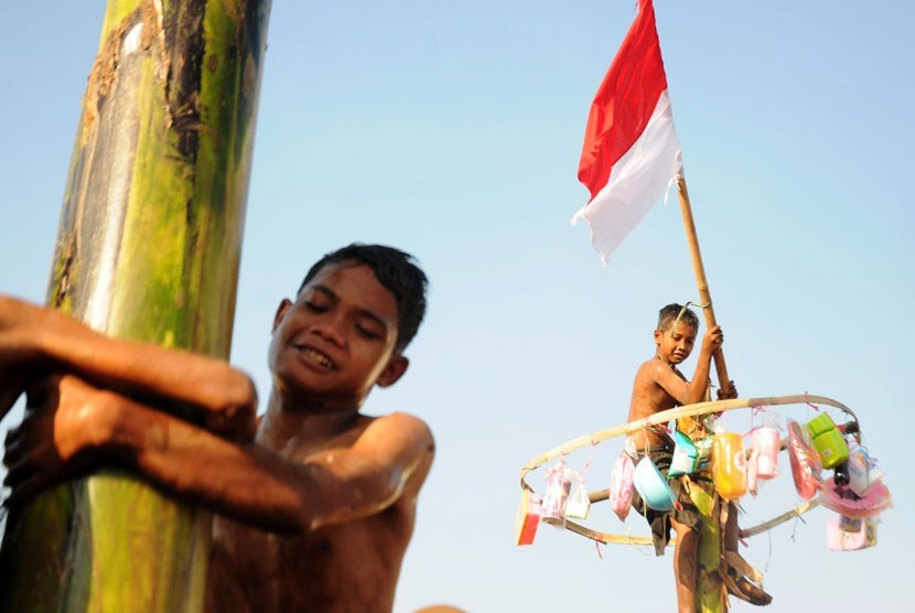  Anak-anak antusias ikuti berbagai lomba dalam rangka peringatan Proklamasi Kemerdekaan RI ke-67 di Ciwaringin, Kabupaten Cirebon, Jawa Barat, Sabtu (25/8). (Aditya Pradana Putra/Republika)