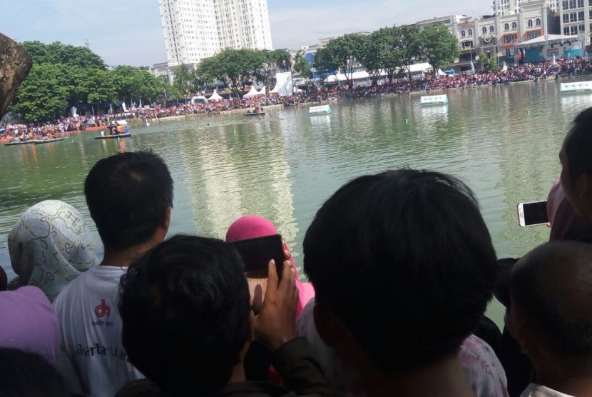 Antusiasme warga Jakarta dan sekitarnya menonton pertandingan Menteri Susi vs Wagub DKI Sandiaga di Danau Sunter, Jakarta (25/2).