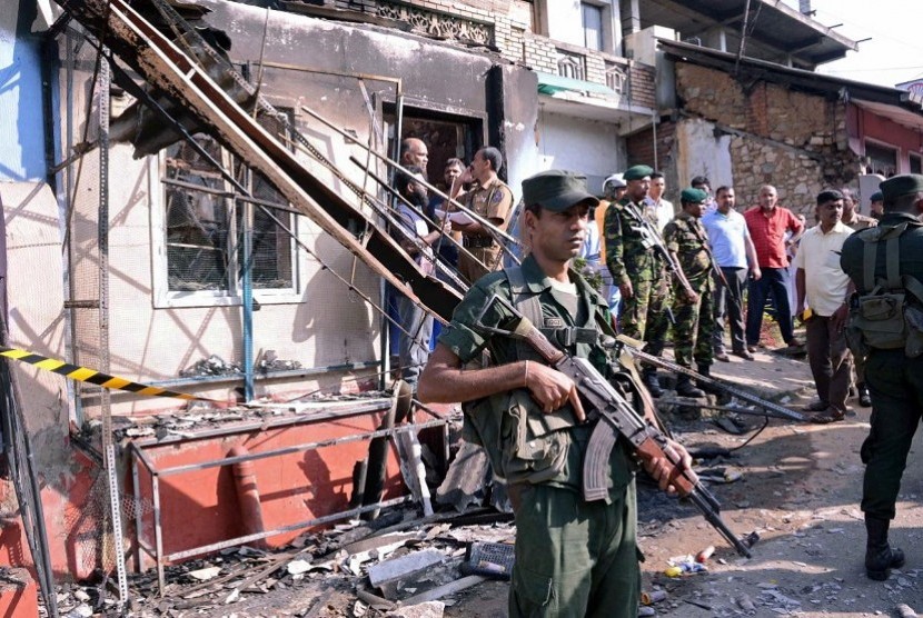 Aparat keamanan berjaga di dekat rumah yang dirusak massa akibat kerusuhan berbau SARA di Srilanka.