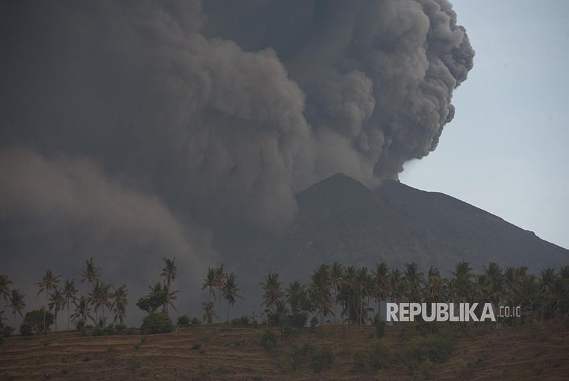 Asap dan abu vulkanis menyembur dari kawah Gunung Agung pascaletusan freatik kedua, terpantau dari Desa Culik, Karangasem, Bali, Ahad (26/11). 
