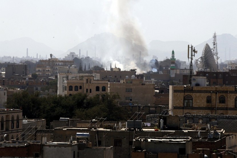 Asap muncul dari ledakan di sebuah depot senjata yang diduduki milisi Houthi sehari setelah AS menuduh Iran mempersenjatai milisi Houthi dengan rudal, di Sana'a, Yaman. 