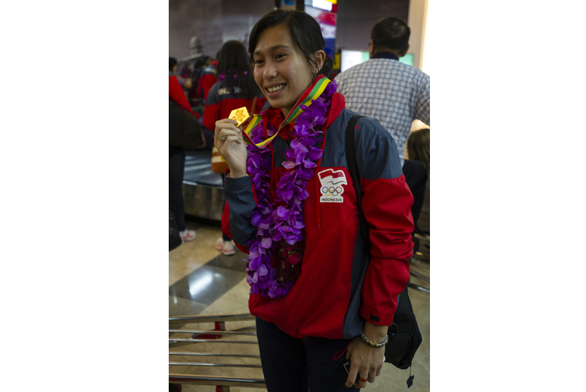 Sejumlah atlet dan ofisial Indonesia dalam Sea Games XXVII Myanmar tiba di tanah air melalui Bandara Soekarno Hatta, Tangerang, Ahad (22/12).   (Antara/Ismar Patrizki)