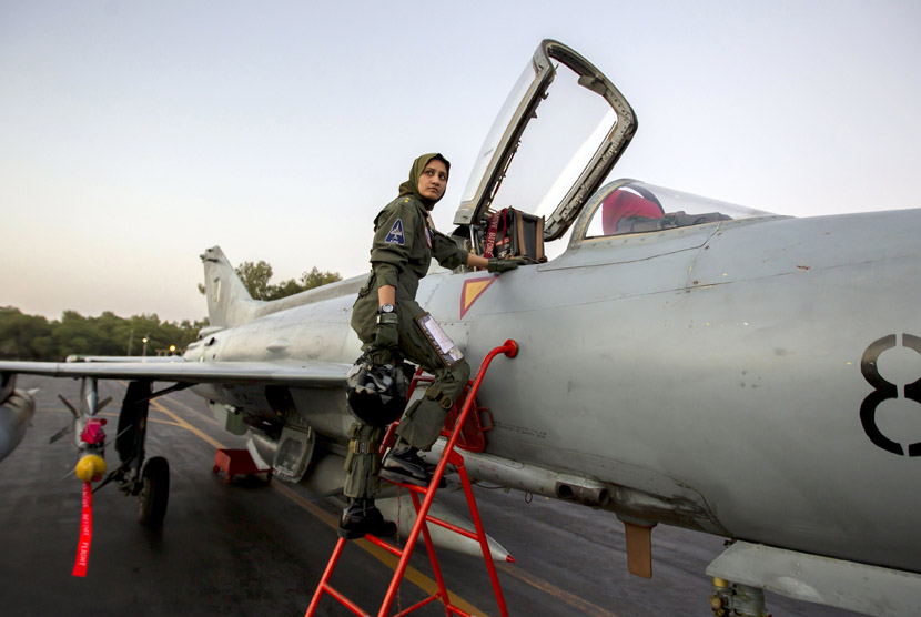   Ayesha Farooq (26), pilot pesawat tempur perempuan Pakistan berpose di pangkalan udara Mushaf di Sargodha, Pakistan (6/6).    (Reuters/Zohra Bensemra)