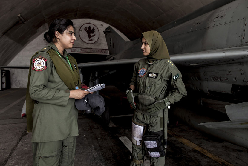   Ayesha Farooq (26), pilot pesawat tempur perempuan Pakistan berpose di pangkalan udara Mushaf di Sargodha, Pakistan (6/6).    (Reuters/Zohra Bensemra)
