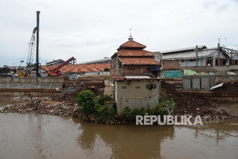 Bangunan Musholla Yang Tersisa Di Kawasan Proyek Normalisasi Sungai