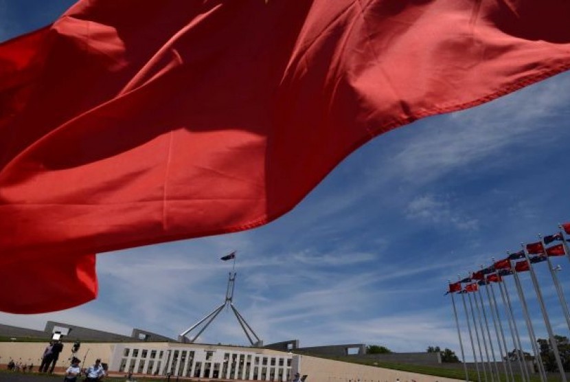 Bendera Cina di luar gedung Parliament House (parlemen) di Canberra, Australia.