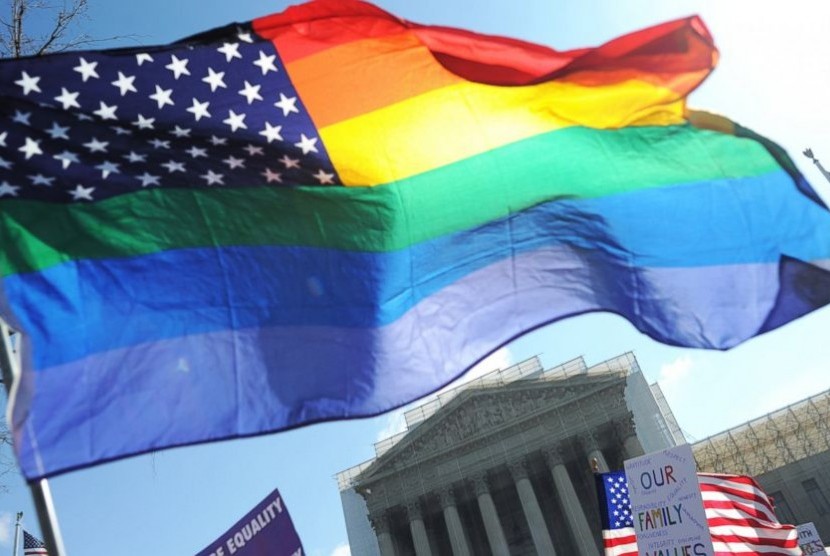 Bendera pelangi simbol kaum LGBT.