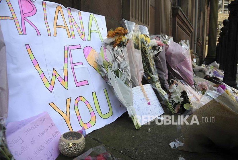 Bunga tanda belasungkawa diletakkan warga di St Ann Square Manchester, Inggris (23/5)