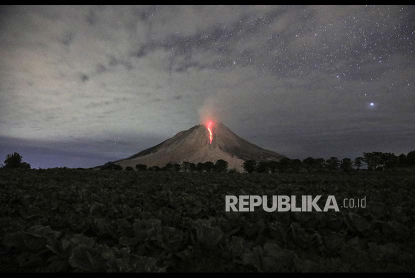 Foto dengan teknik long exposure menujukkan lava pijar Gunung Sinabung yang kembali meletus, Rabu (2/8)