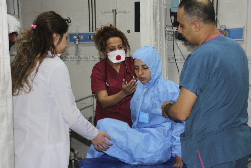 Foto diambil 4 April 2017, ketika petugas medis Turki memeriksa korban serangan senjata kimia di kota Idlib, Suriah, di rumah sakit di Reyhanli, Hatay, Turki. 