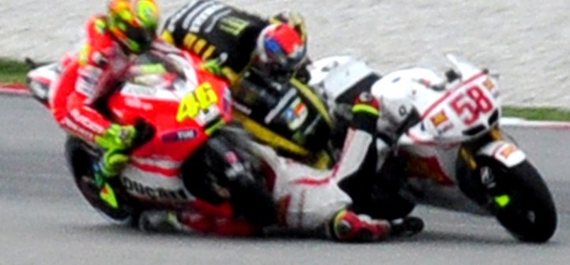 Download this Foto Kecelakaan Tragis Yang Menimpa Pembalap Italia Marco Simoncelli picture