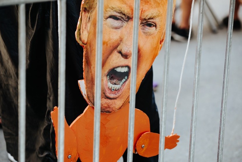 Foto Presiden Amerika Serikat (AS) Donald Trump di antara aksi demonstrasi 100 hari pemerintahan Trump, di New York, Sabtu (29/4).