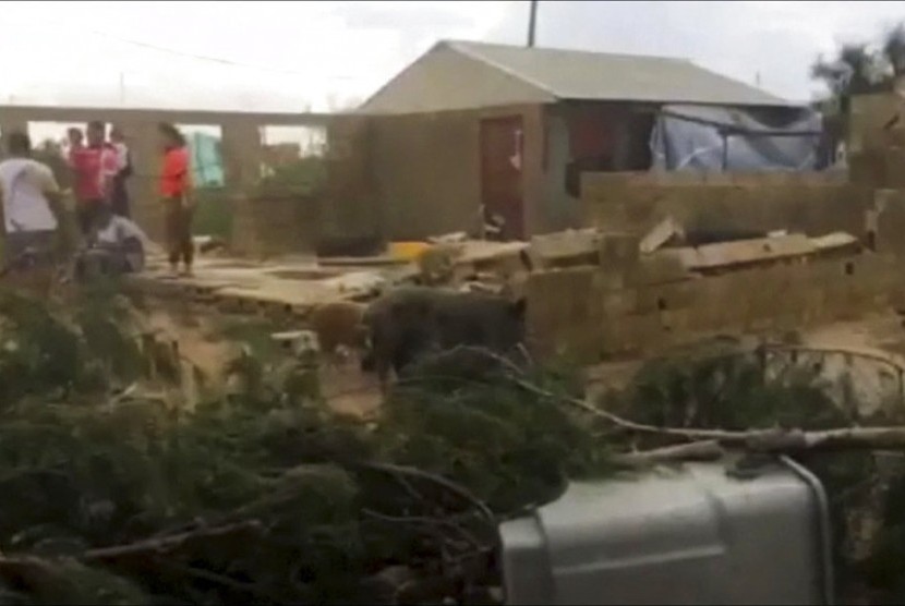 Gambar dari tangkapan layar video ini menunjukkan kerusakan sebuah rumah akibat terjangan Badai Gita di Nuku’alofa, Tonga, Selasa (13/2). 