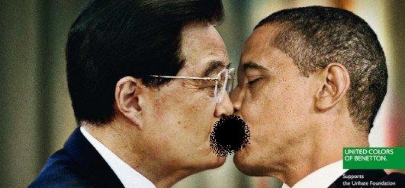 Iklan kontroversial Benetton. Presiden Obama dan Presiden Cina Hu Jiantao. Iklan ini menggambarkan 'ketegangan' ekonomi antara AS dan Cina.