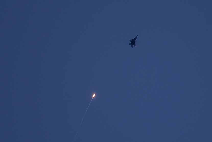 Jet tempur Israel melakukan serangan udara ke wilayah Gaza. 