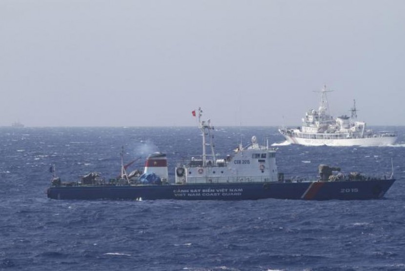 Kapal penjaga laut Cina berpatroli di Laut Cina Selatan.